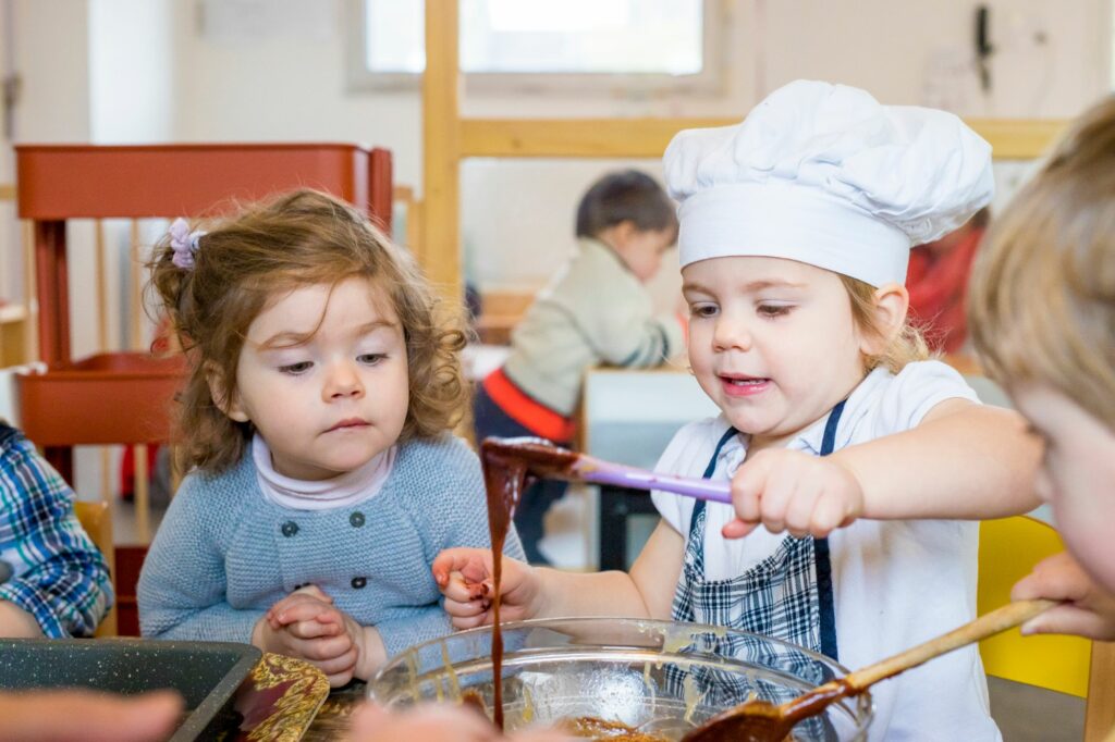 Enfants cuisinant en micro-crèche Montessori à Rennes